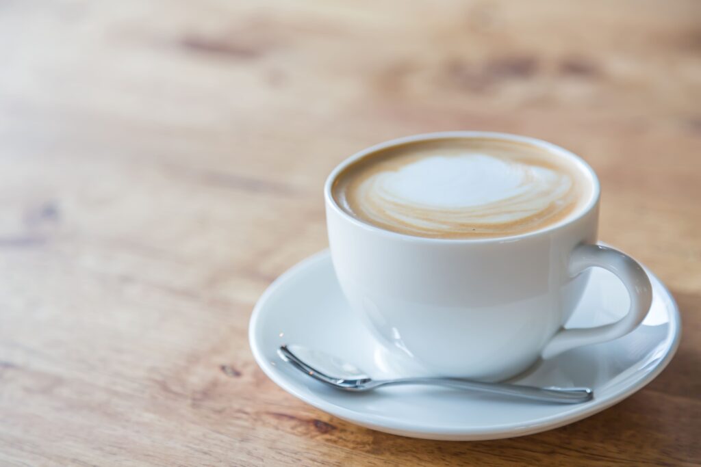 Latte-de-vainilla-caliente-scaled
